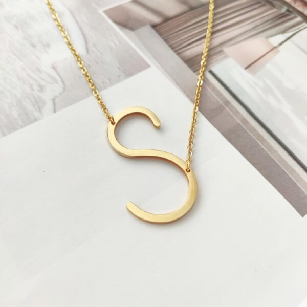 Złoty naszyjnik z dużą literką S