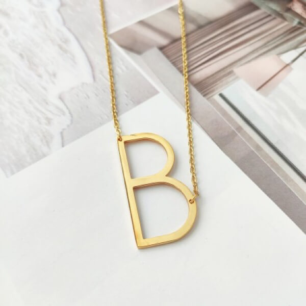 Złoty naszyjnik z literką B
