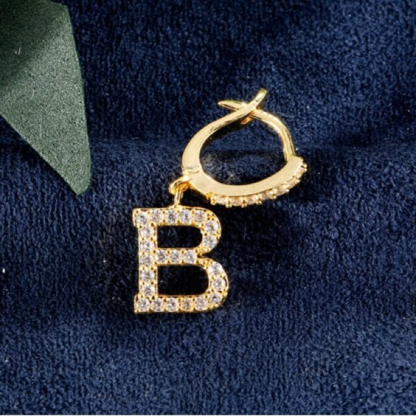 Złote kolczyki pokryte cyrkoniami literka B