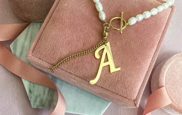  Złoty naszyjnik z literką „A” dla Anny 