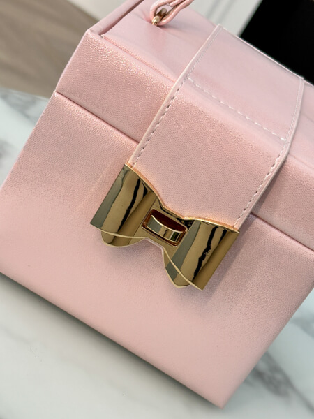 Szkatułka kuferek na biżuterię w kolorze różowym